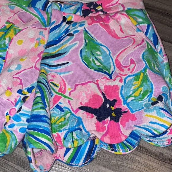Lilly Pulitzer 00 buttercup print shorts - Picture 2 of 7